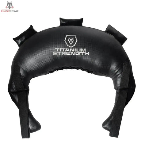 Titanium Strength TBB Gewichteter Trainingssack in schwarz, Frontansicht mit Logo und seitlichen Griffen