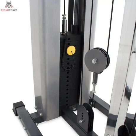Titanium Strength THL Kabelzugstation: Detail des Gewichtsstapels mit Rolle und Rasterstift