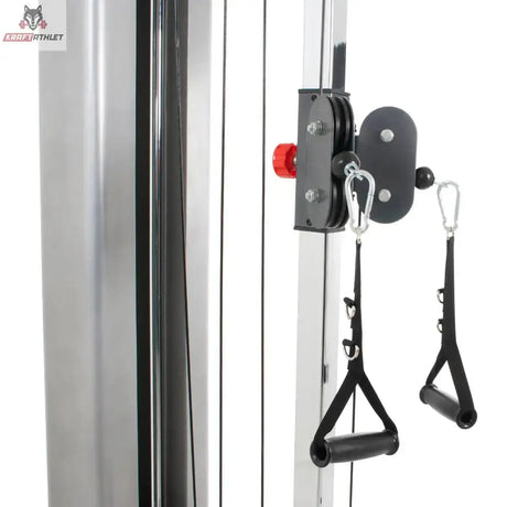 Titanium Strength THL Kabelzugstation: Detail der Umlenkrolle mit Karabiner und zwei Griffen