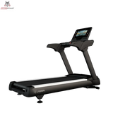 Titanium Strength TM2000T Laufband mit 16-Zoll-Touchscreen in Schwarz, Schrägansicht vor dunklem Hintergrund