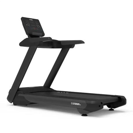 Titanium Strength TM700 Laufband Pro Series, Schrägansicht von hinten links mit Konsole und Handläufen
