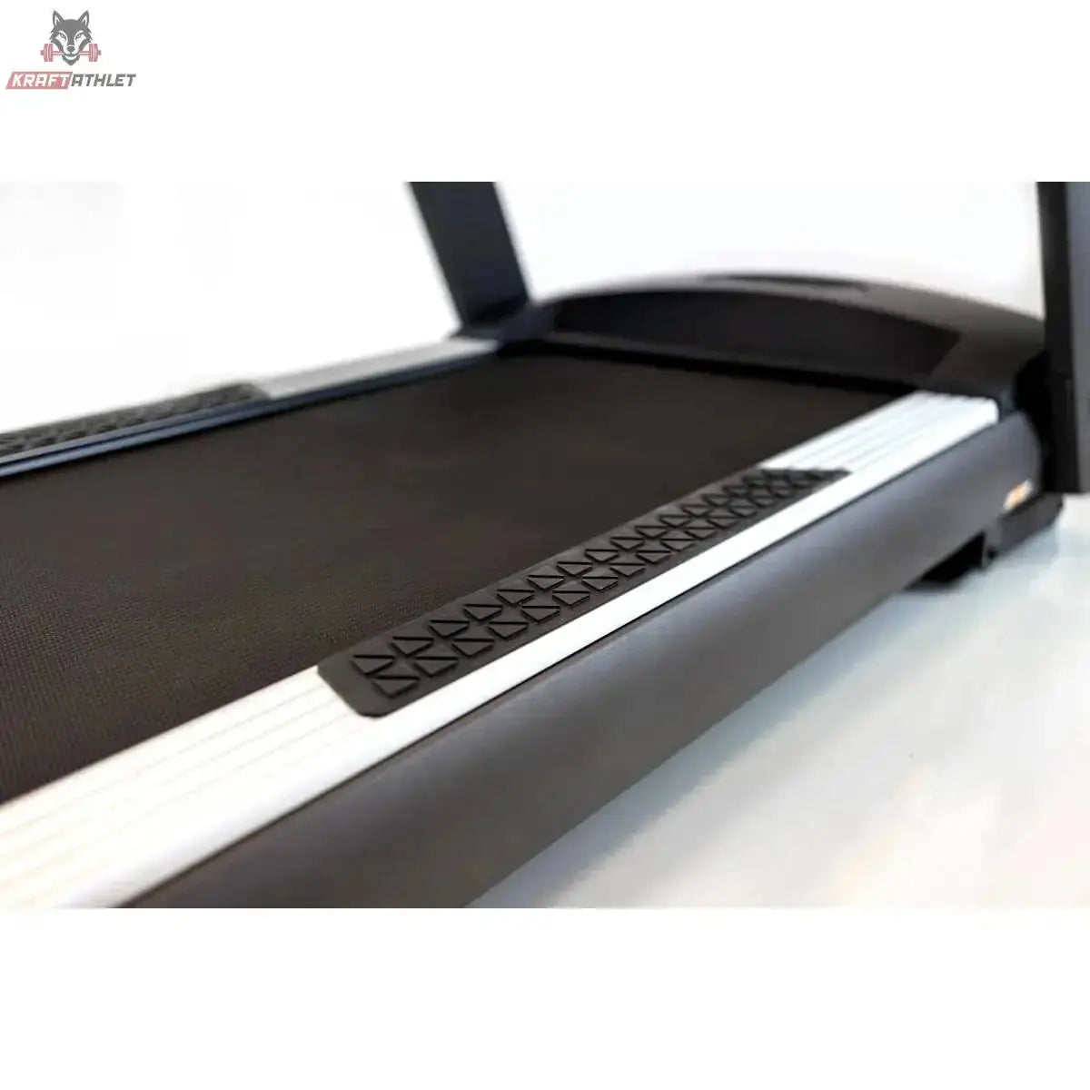 Titanium Strength TM900 LCD Laufband Performance Series Detail der Lauffläche mit seitlicher Trittleiste in Schwarz