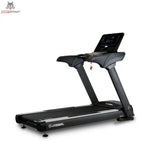 Titanium Strength TM900 LCD Laufband Performance Series in Schrägansicht mit Display, Haltegriffen und Lauffläche in Schwarz
