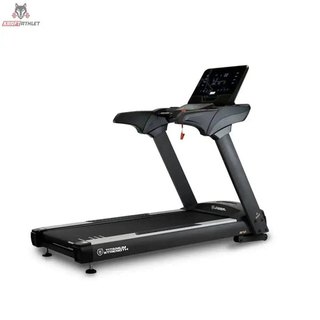Titanium Strength TM900 LCD Laufband Performance Series in Schrägansicht mit Display, Haltegriffen und Lauffläche in Schwarz