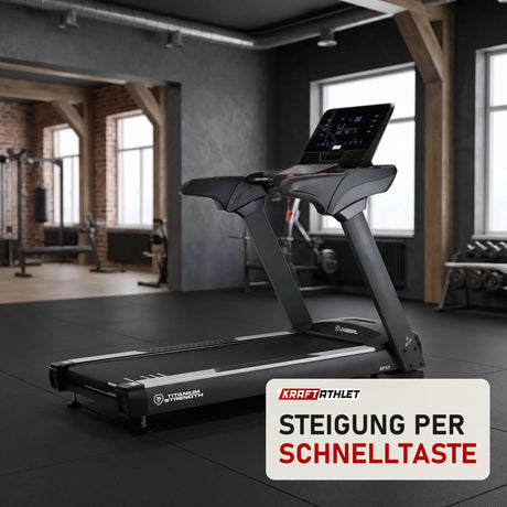 Titanium Strength TM900 LCD Laufband Performance Series in einem fertig eingerichteten Studio mit dunklen Wänden und Gummiboden