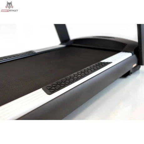 Titanium Strength TM900 TFT Laufband mit 16-Zoll-Touchscreen, Detail der Lauffläche mit Trittleiste