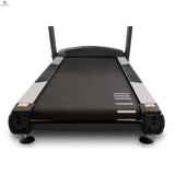 Titanium Strength TM900 TFT Laufband mit 16-Zoll-Touchscreen, Rückansicht mit Lauffläche und Laufband-Ende