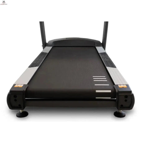 Titanium Strength TM900 TFT Laufband mit 16-Zoll-Touchscreen, Rückansicht mit Lauffläche und Laufband-Ende