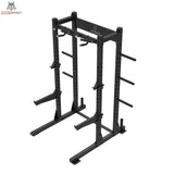 Titanium Strength Half Rack TR60 – Schrägansicht mit Sicherheitsarmen und Scheibenhaltern