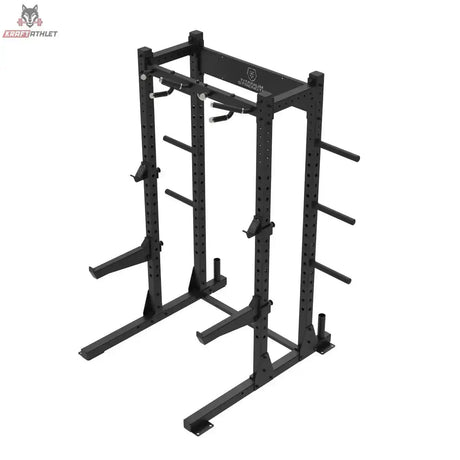 Titanium Strength Half Rack TR60 – Schrägansicht mit Sicherheitsarmen und Scheibenhaltern