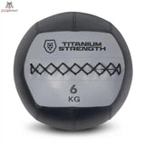 Titanium Strength TWB8 Wall Ball 8 kg, Frontansicht der 6-kg-Variante in Schwarz und Grau