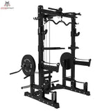 Titanium Strength Ultimate Half Rack mit Hoch- und Niedrigpulley: Frontansicht in Schwarz mit Kabelzug, Hantelscheiben und Latzugstange