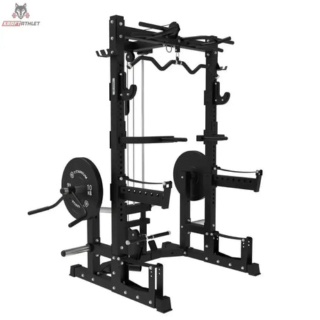 Titanium Strength Ultimate Half Rack mit Hoch- und Niedrigpulley: Frontansicht in Schwarz mit Kabelzug, Hantelscheiben und Latzugstange