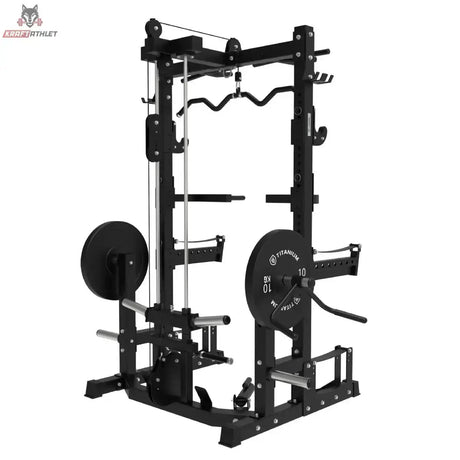 Titanium Strength Ultimate Half Rack mit Hoch- und Niedrigpulley: Rückansicht in Schwarz mit Gewichtsscheiben am Kabelzug