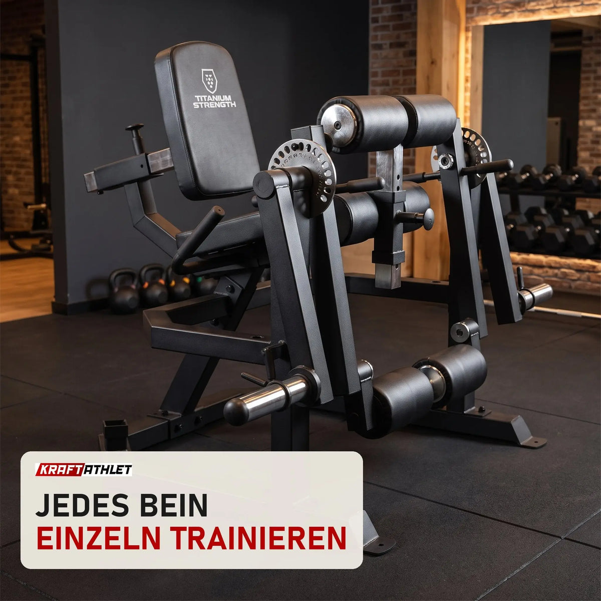 Titanium Strength ULXC Unilaterale Beinstreck- und Beinbeugemaschine in einem fertig eingerichteten Studio mit dunklen Wänden und Gummiboden