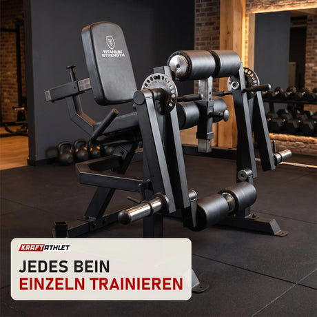 Titanium Strength ULXC Unilaterale Beinstreck- und Beinbeugemaschine in einem fertig eingerichteten Studio mit dunklen Wänden und Gummiboden
