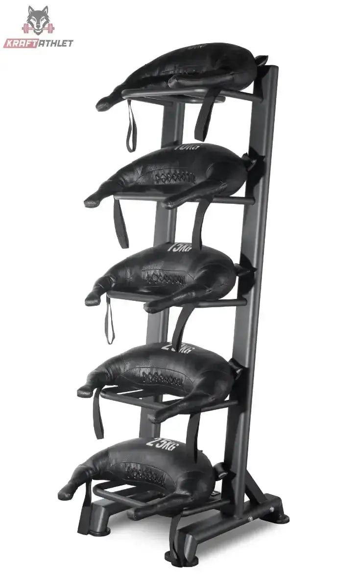 Titanium Strength Vertikales Rack für Sandbags bestückt mit fünf Sandbags, Schrägansicht von vorne