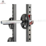 Titanium Strength X Line Athletic Half Rack RA10: Detail der Langhantel mit Scheiben in der roten J-Hook-Ablage