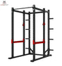 Titanium Strength X Line Athletic Power Cage RA30 – Schrägansicht mit roten Sicherheitsablagen und Scheibenhaltern