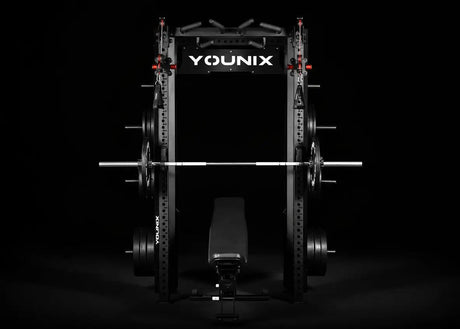 Younix Cable Rack Kabelzug-Power-Rack in Schwarz, Frontansicht mit Langhantel und Hantelbank vor dunklem Hintergrund