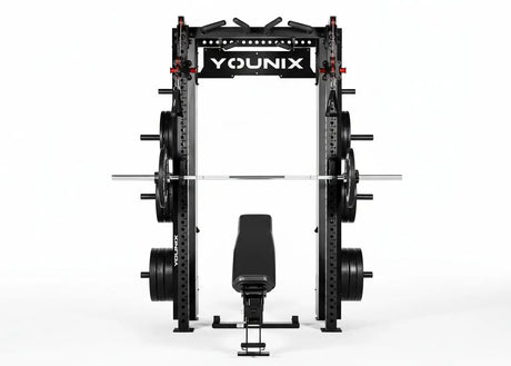 Younix Cable Rack Kabelzug-Power-Rack in Schwarz, Frontansicht mit Langhantel, Hantelscheiben und Bank auf Weiß
