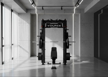 Younix Cable Rack Kabelzug-Power-Rack mit Hantelbank in einem hellen Raum mit großen Fenstern, Schwarz-Weiß-Aufnahme