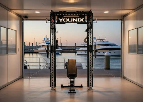 Younix Cable Rack Smith Bundle Komplettpaket mit Smith Machine, in einem Raum mit Blick auf einen Hafen