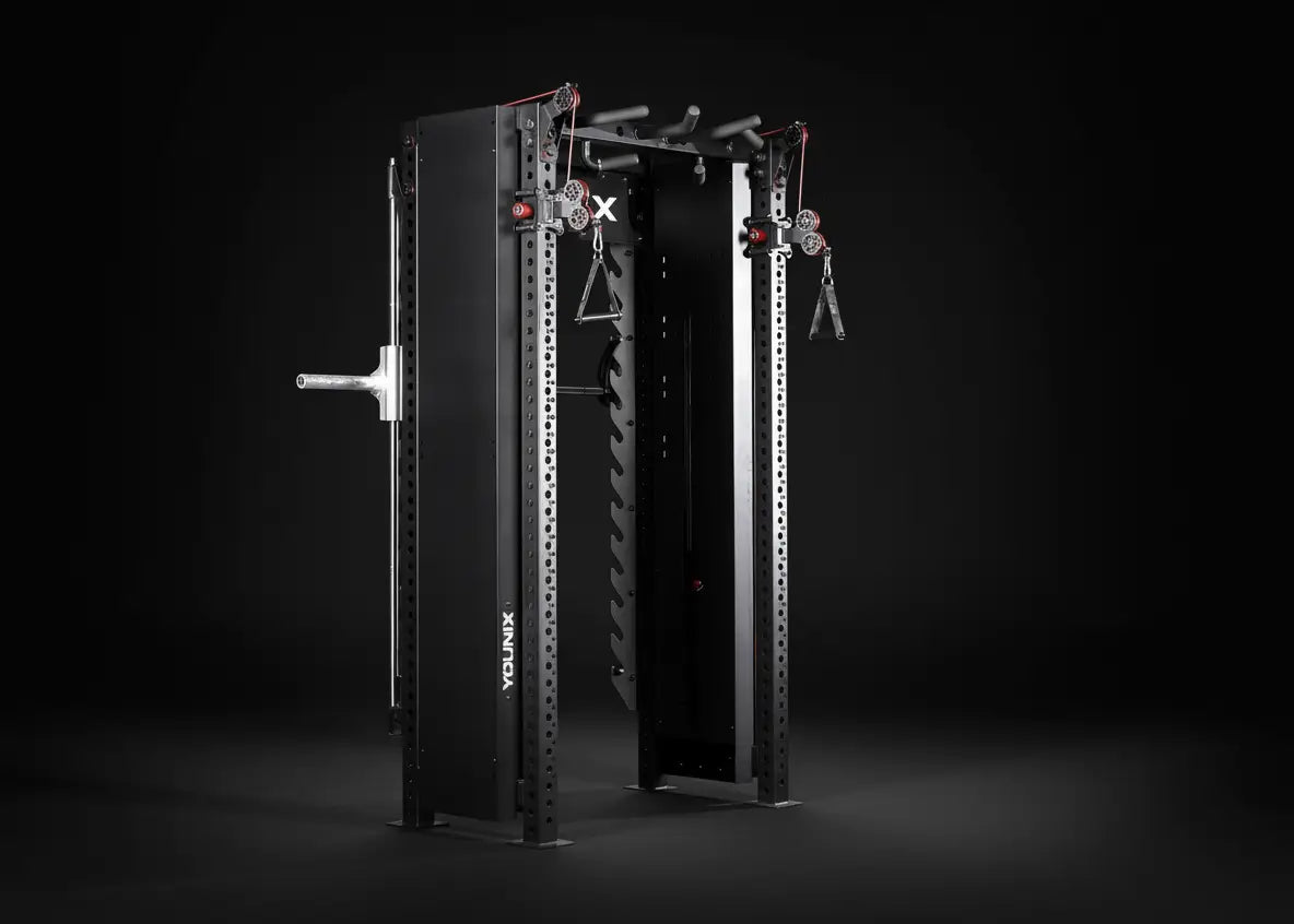 Younix Cable Rack Smith Kabelzugstation mit Smith Machine, Frontansicht vor schwarzem Hintergrund