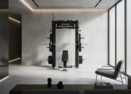 Younix Cable Rack Smith Kabelzugstation mit Smith Machine, in einem Loft mit Sessel und Kurzhanteln