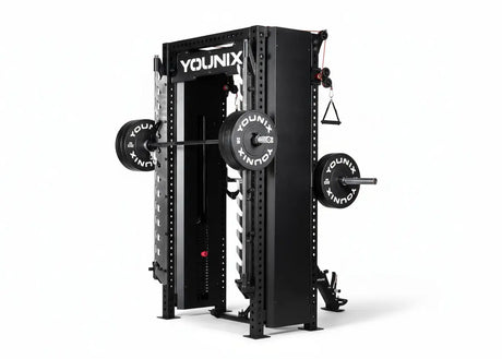 Younix Cable Rack Smith Kabelzugstation mit Smith Machine, Schrägansicht mit Hantelscheiben auf weißem Hintergrund