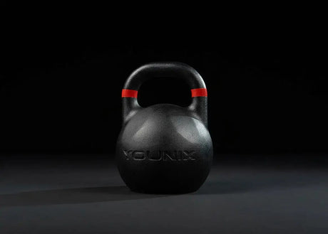 Younix Competition Kettlebell 16 kg Gusseisen, Frontansicht der Variante 32 kg in Schwarz vor dunklem Hintergrund
