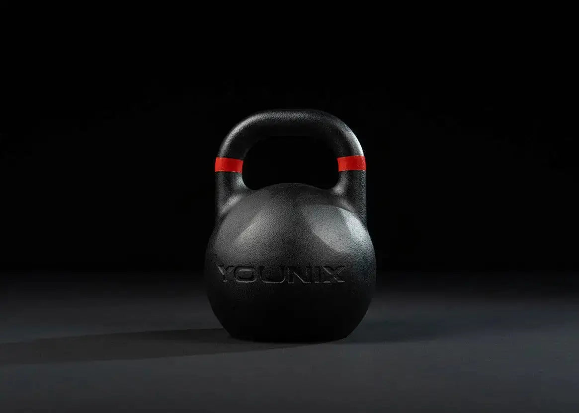 Younix Competition Kettlebell 16 kg Gusseisen, Frontansicht der Variante 8 kg in Schwarz vor dunklem Hintergrund