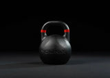Younix Competition Kettlebell 16 kg Gusseisen, Frontansicht der Variante 8 kg in Schwarz vor dunklem Hintergrund