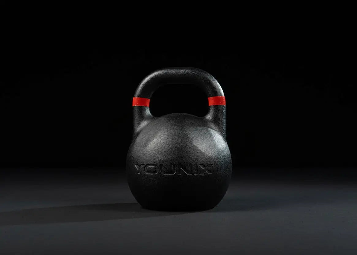Younix Competition Kettlebell Set Advance: schwarze Wettkampf-Kettlebell mit rotem Griffring vor dunklem Hintergrund
