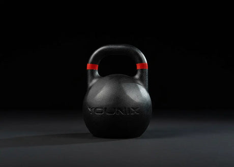 Younix Competition Kettlebell Set Advance: schwarze Wettkampf-Kettlebell mit rotem Griffring vor dunklem Hintergrund