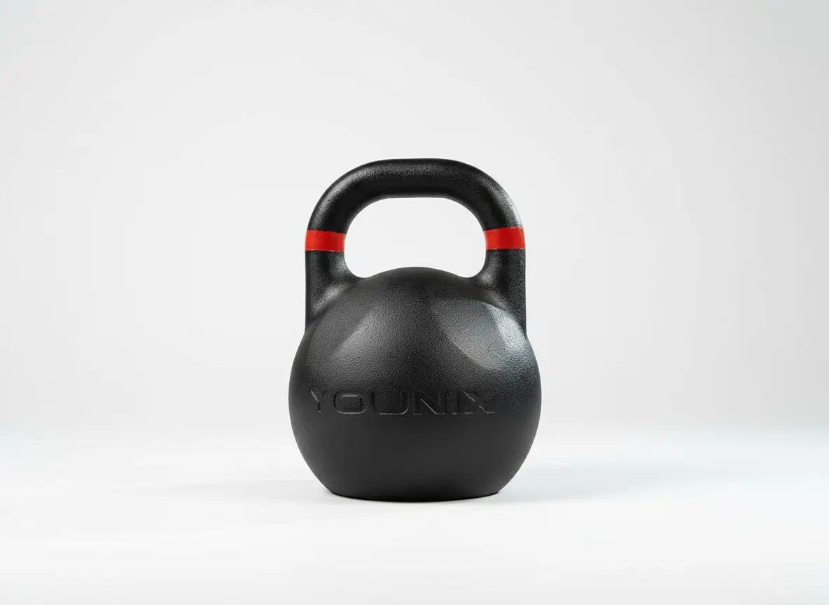 Younix Competition Kettlebell Set Advance: schwarze Wettkampf-Kettlebell mit rotem Griffring vor hellem Hintergrund