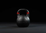Younix Competition Kettlebell Set Beginner, schwarze Kettlebell mit rotem Streifen vor dunklem Hintergrund
