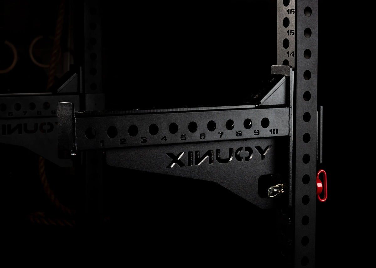 Younix Half Safety Bars Sicherheitsablagen: Detail einer schwarzen Ablage mit Lochraster und Sicherungsstift am Rackpfosten