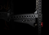 Younix Half Safety Bars Sicherheitsablagen: Detail einer schwarzen Ablage mit Lochraster und Sicherungsstift am Rackpfosten
