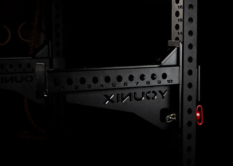 Younix Half Safety Bars Sicherheitsablagen: Detail einer schwarzen Ablage mit Lochraster und Sicherungsstift am Rackpfosten