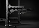 Younix Half Safety Bars Sicherheitsablagen: zwei schwarze Ablagen mit Lochraster am Rack, Schrägansicht vor dunklem Hintergrund