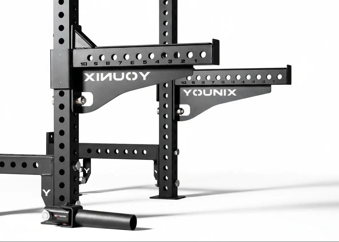 Younix Half Safety Bars Sicherheitsablagen: schwarze Ablagen mit Schriftzug am Rack montiert, Schrägansicht vor hellem Hintergrund