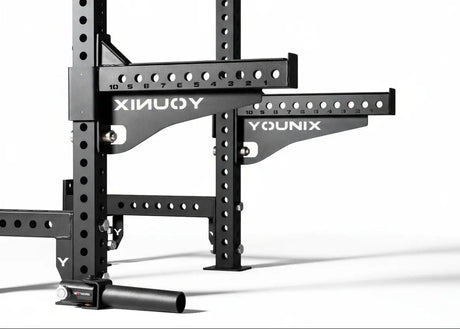 Younix Half Safety Bars Sicherheitsablagen: schwarze Ablagen mit Schriftzug am Rack montiert, Schrägansicht vor hellem Hintergrund