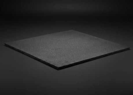 Younix Performance Interlocking Tiles Bodenfliese in Schwarz, Schrägansicht einer einzelnen Fliese vor dunklem Hintergrund