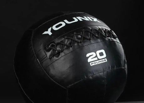 Younix Performance Med Ball 20 lb Medizinball, Variantenbild 14 lb, Nahansicht vor dunklem Hintergrund