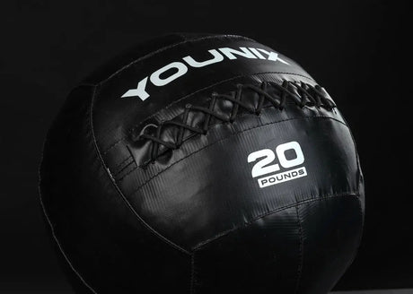Younix Performance Med Ball 20 lb Medizinball, Variante 20 lb, Nahansicht vor dunklem Hintergrund