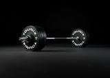 Younix Premium Bumper Plate 20 kg Hantelscheibe auf einer Langhantel, Seitenansicht vor dunklem Hintergrund