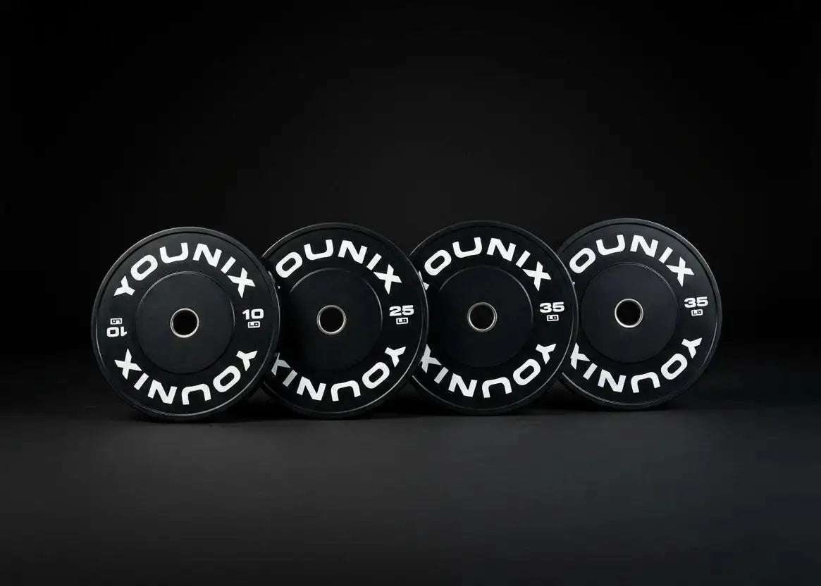 Younix Premium Bumper Plate 20 kg Hantelscheibe, Variante 10 kg, vier Scheiben stehend im dunklen Studio