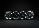 Younix Premium Bumper Plate 20 kg Hantelscheibe, Variante 10 kg, vier Scheiben stehend im dunklen Studio