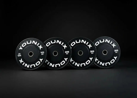 Younix Premium Bumper Plate 20 kg Hantelscheibe, Variante 5 kg, vier Scheiben stehend im dunklen Studio